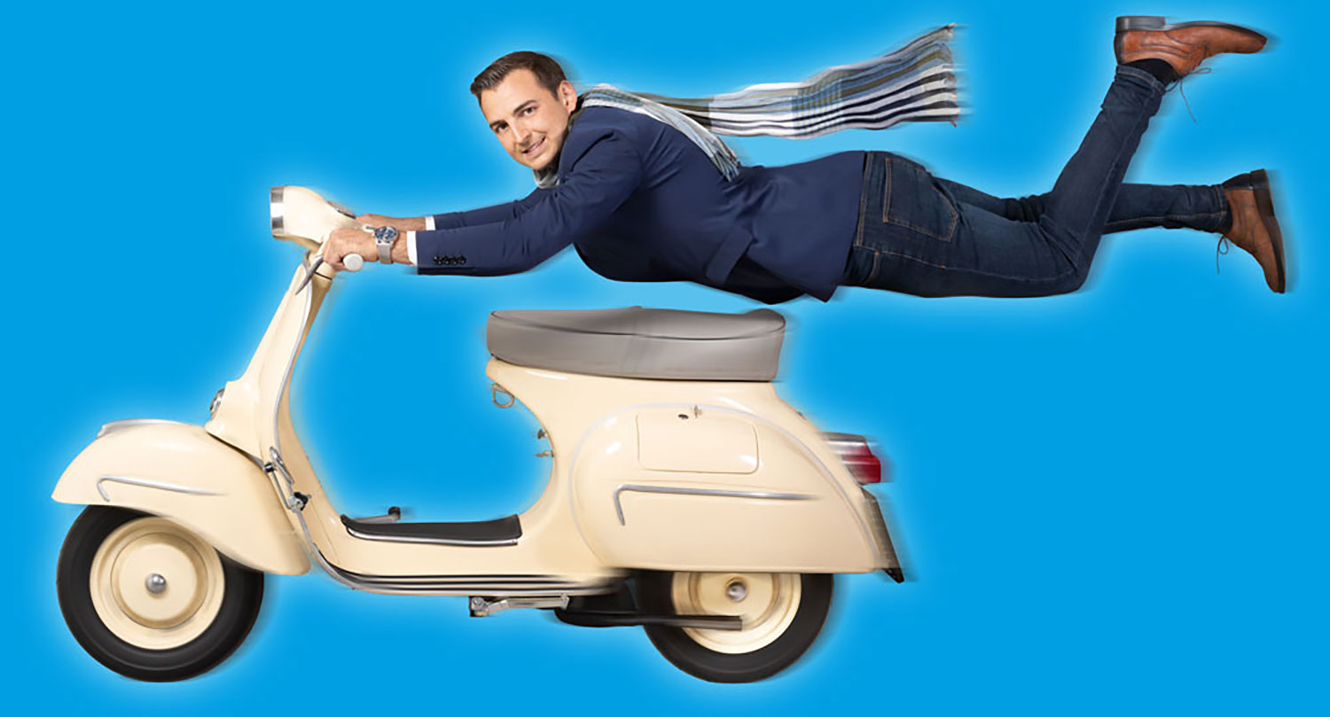 Bearbeitetes und mit Schatten versehenes Musterbild unserer Fotomontage mit unserem Kunden Dominic Lorenz, rasend schnell auf seiner Vespa.